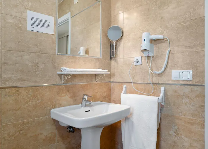 בית הארחה Avenida קוניל דה לה פרונטרה